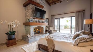 3 habitaciones y tabla de planchar con plancha