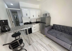 Room, 1 Bedroom, Accessible, Smoking | Ruang tamu