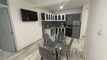 Room, 1 Bedroom, Accessible, Smoking | Dining room