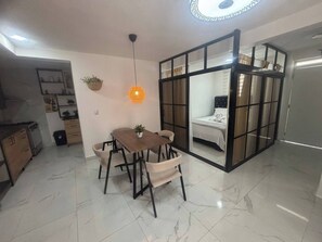 Quarto, 2 quartos, para fumantes, sacada | Opções para refeição