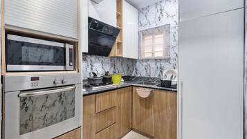 Coffee/tea maker, fridge, microwave, oven