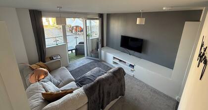 Stylish Marina Apartment with Stunning Views
