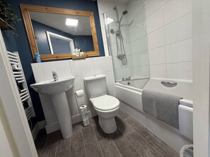 Sèche-cheveux, serviettes fournies, savon, shampoing