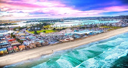 3BR/2Bth Mountain View, 2500 sqft, King Bed, Garage