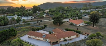3BR/2Bth Mountain View, 2500 sqft, King Bed, Garage