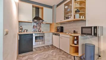 Een koelkast, een magnetron, een oven, een kookplaat