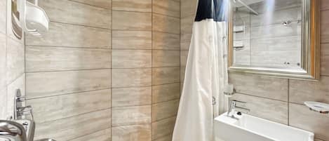 Apartment, 1 Bedroom, Smoking | Bathroom