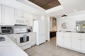 Microwave, oven, stovetop, dishwasher - Modern Comfort & Elegant Design Throughout, 3BR/2BA home in South Palm Desert (Palm Desert)