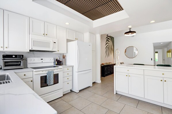 Mikrowelle, Ofen, Herdplatte, Geschirrspüler