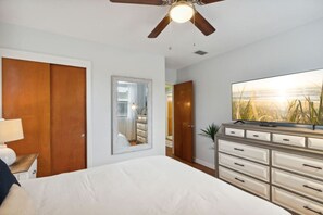 1 habitación, escritorio, tabla de planchar con plancha y cuna de viaje 