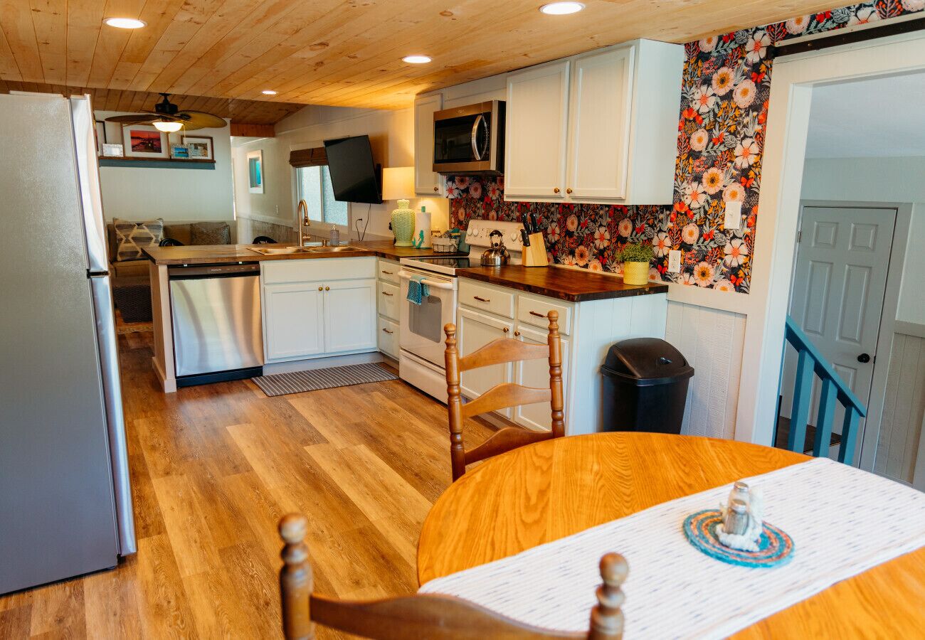 Kylskåp, mikrovågsugn, ugn och spishäll