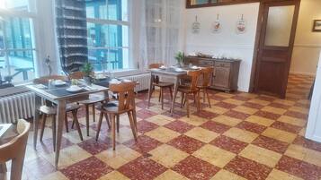 Daily continental breakfast (EUR 9 per person)