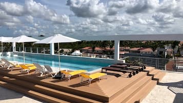 Hồ bơi ngoài trời