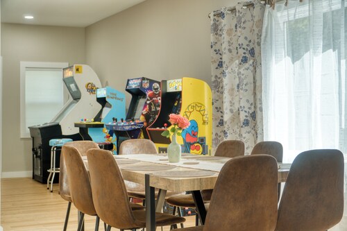 Benton Beach House: Bike to Beach & St. Joseph River, Arcade Games, Cornhole