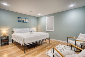 4 bedrooms, iron/ironing board, WiFi, bed sheets