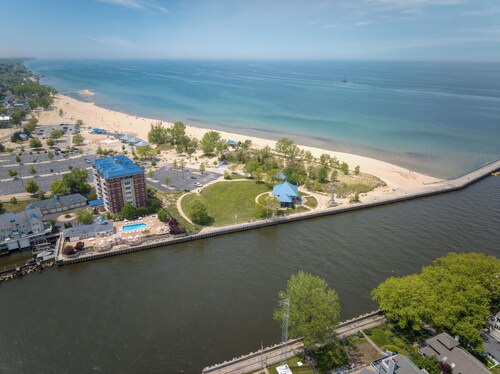 Benton Beach House: Bike to Beach & St. Joseph River, Arcade Games, Cornhole