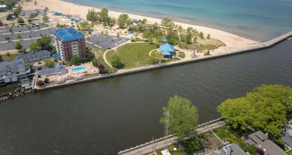 Benton Beach House: Bike to Beach & St. Joseph River, Arcade Games, Cornhole