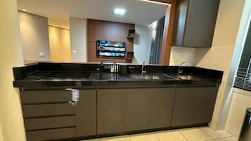 Family Apartment | Private kitchen | Microwave, cookware/dishes/utensils