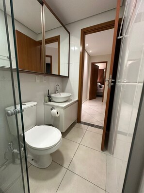 Familienapartment | Badezimmer | Dusche, kostenlose Toilettenartikel, Handtücher, Seife