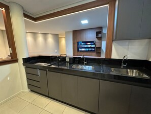 Apartamento família | Cozinha privada | Micro-ondas, talheres/pratos/utensílios de cozinha