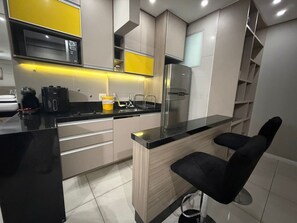 Comfort Studio | Private kitchen | Microwave, cookware/dishes/utensils - Prédio Excelsior (Belo Horizonte)