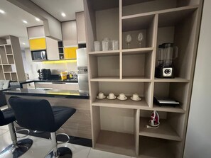 Comfort Studio | Private kitchen | Microwave, cookware/dishes/utensils - Prédio Excelsior (Belo Horizonte)