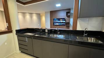 Apartamento família | Cozinha privada | Micro-ondas, talheres/pratos/utensílios de cozinha