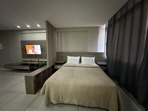 Studio Comfort | Skrivbord, arbetsyta för laptop och mörkläggningsgardiner