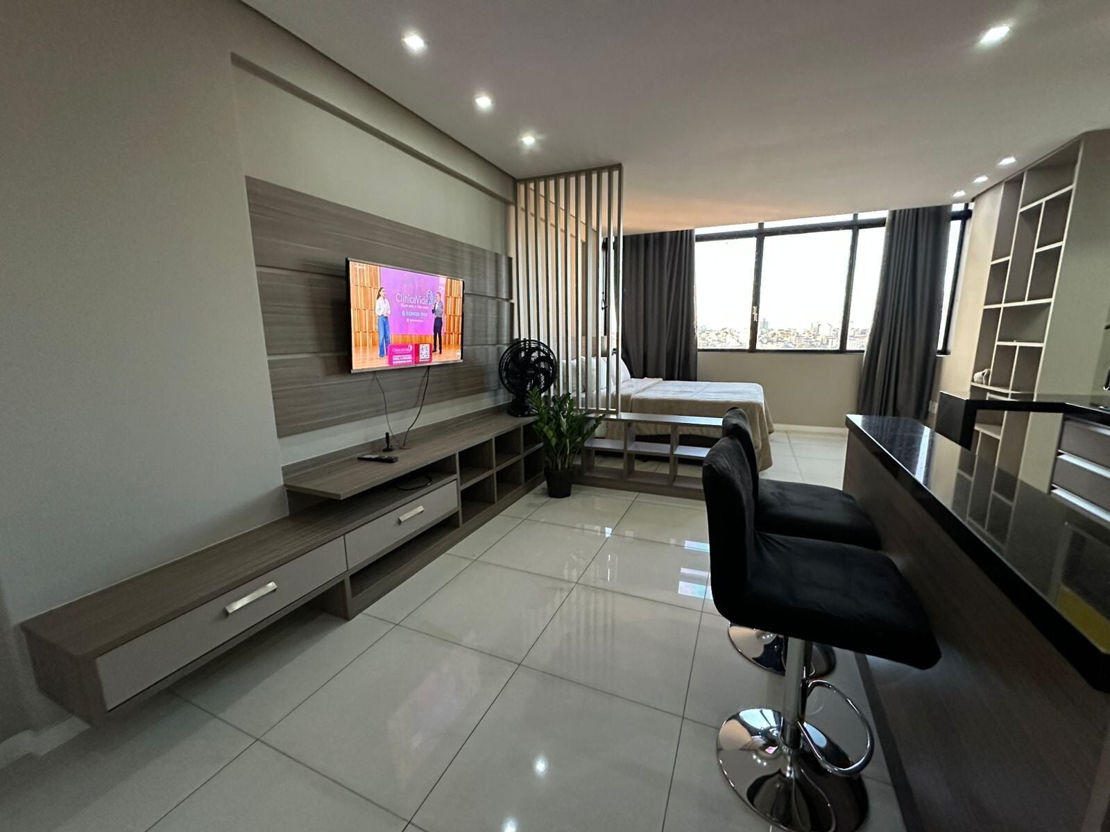 Estudio Confort | Escritorio, espacio para trabajar con un portátil, cortinas opacas