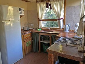 Kühlschrank, Mikrowelle, Ofen, Wasserkocher mit Kaffee-/Teezubehör