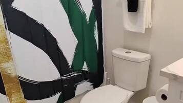 Een douche, een haardroger, handdoeken, zeep