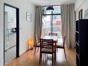Appartement, plusieurs chambres, fumeurs, balcon | Salle à manger