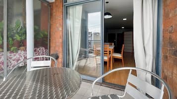 Apartamento, vários quartos, para fumantes, sacada | Fachada