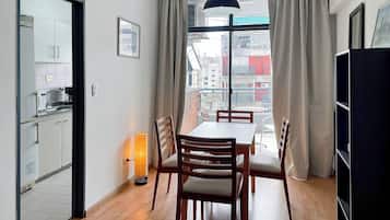 Apartamento, para fumantes, sacada | Sala de jantar