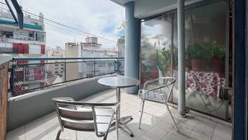 Apartamento, vários quartos, para fumantes, sacada | Terraço/pátio