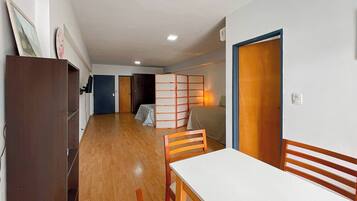 Apartamento, vários quartos, para fumantes, sacada | Sala de jantar