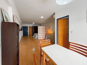 Apartment, Multiple Bedrooms, Smoking, Balcony | Dining room