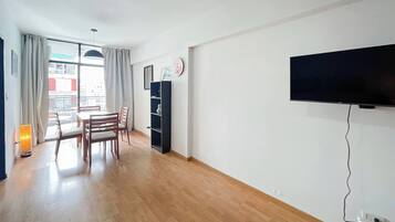 Apartamento, para fumantes, sacada | Sala de jantar