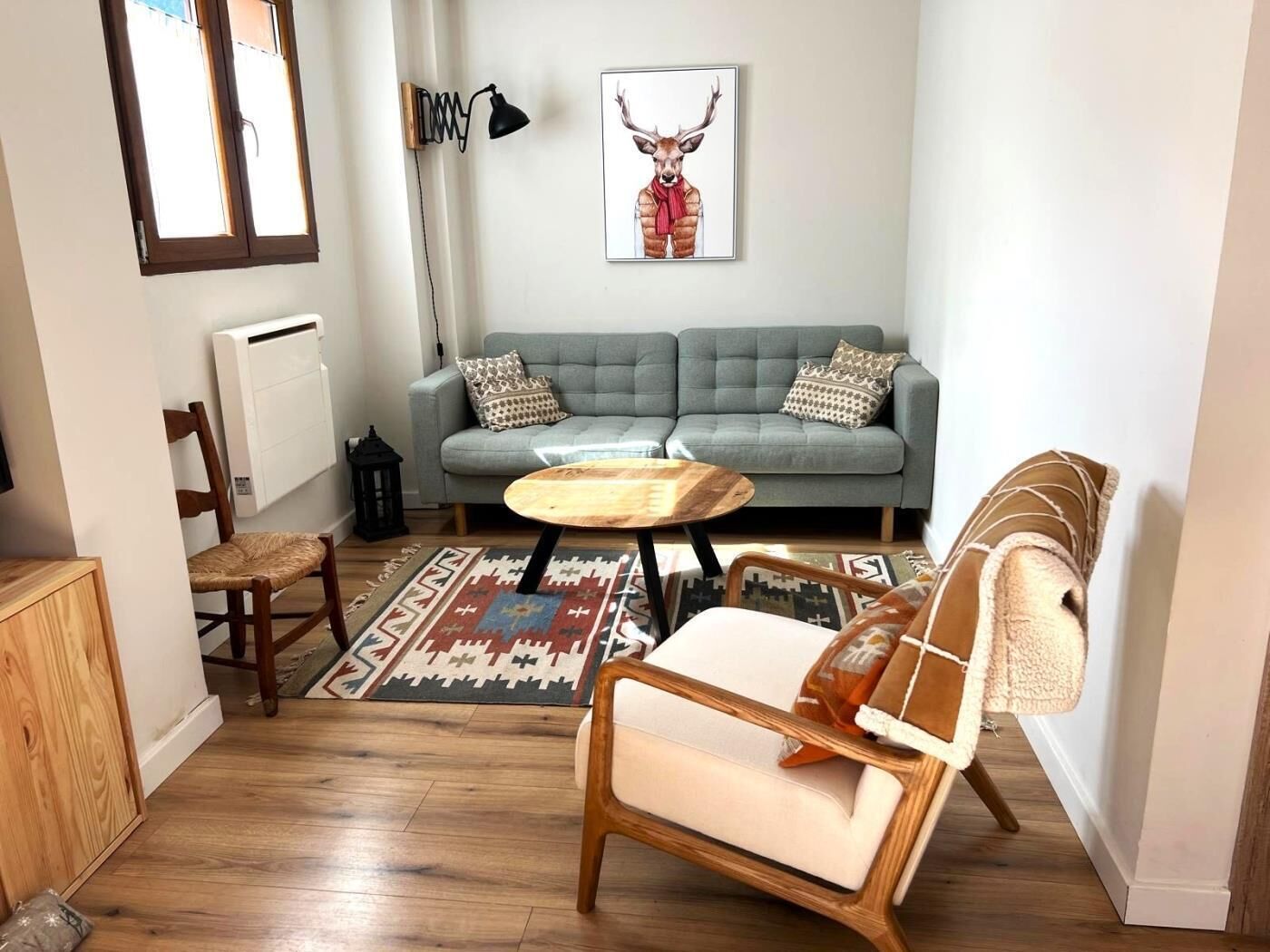 Una televisión, una chimenea