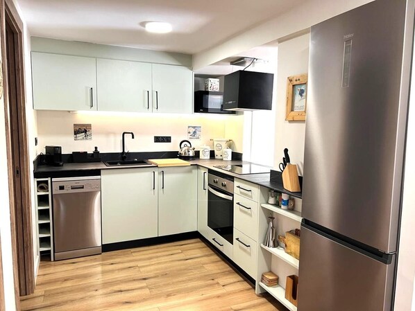 KĂŒhlschrank, Mikrowelle, Ofen, GeschirrspĂŒler