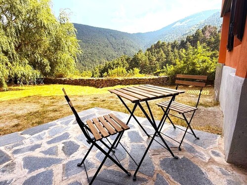 Ground Floor 3 rooms Fireplace, Private Patio & Wi-Fi