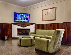 Lobby sitting area - Hotel Patios De Salta (Salta)
