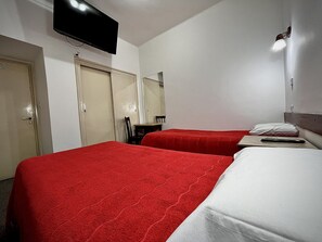 Standard Twin Room | Bathroom | Shower, towels, soap, shampoo - Hotel Patios De Salta (Salta)