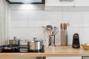 Een koelkast, een oven, een kookplaat, een vaatwasser
