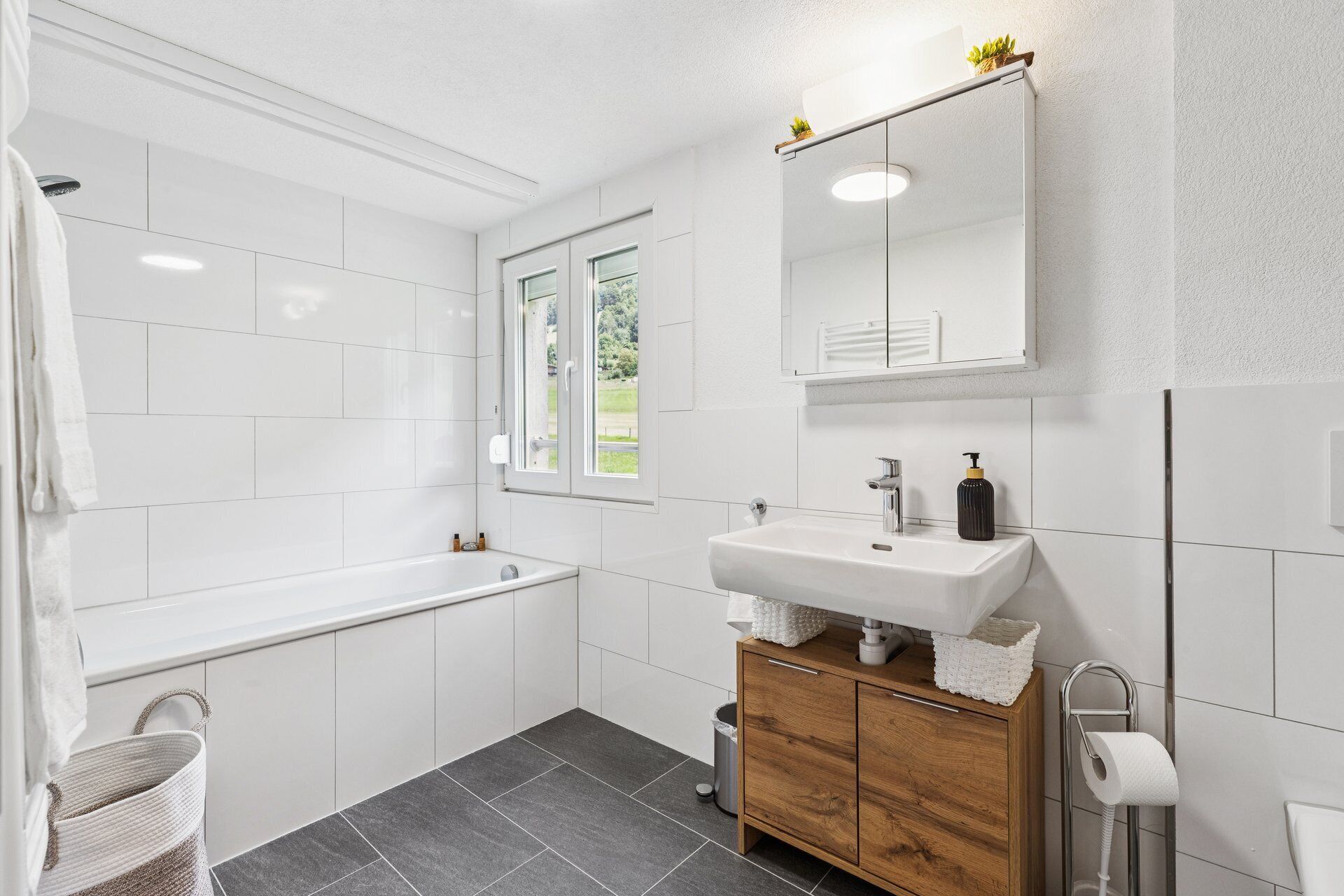 Sèche-cheveux, serviettes fournies, savon, shampoing