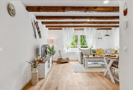 Smart TV. ReMo l Alpenzauber Chalet | mountain view, near Braunwald - bathtub and parking lot