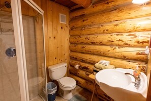 Douche, serviettes fournies, savon, papier toilette