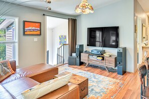 TV, DVD player, books, stereo