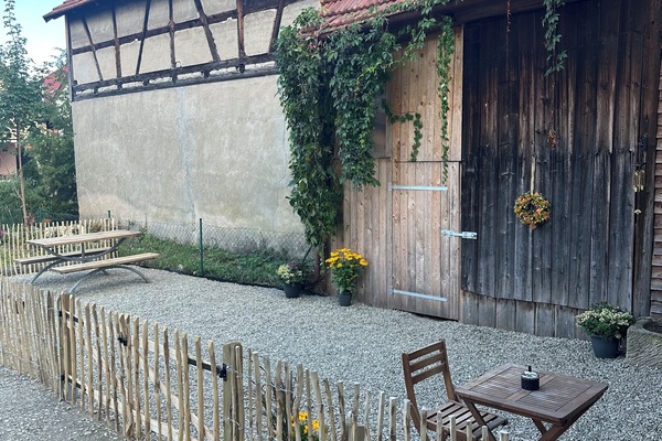 Eigener Kiesgartenbereich mit Zaun