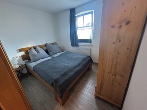 1 habitación, tabla de planchar con plancha, wifi gratis y ropa de cama 